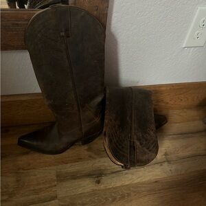 Shyanne Women cowboy boots. Good condition. Worn a few times.